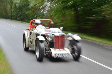 Historisk motorsort i renkultur: Mand, maskine og vej. Nicolaj Hansson fra Haarby blev bedst blandt førkrigsbilerne i sin MG TC fra 1938
